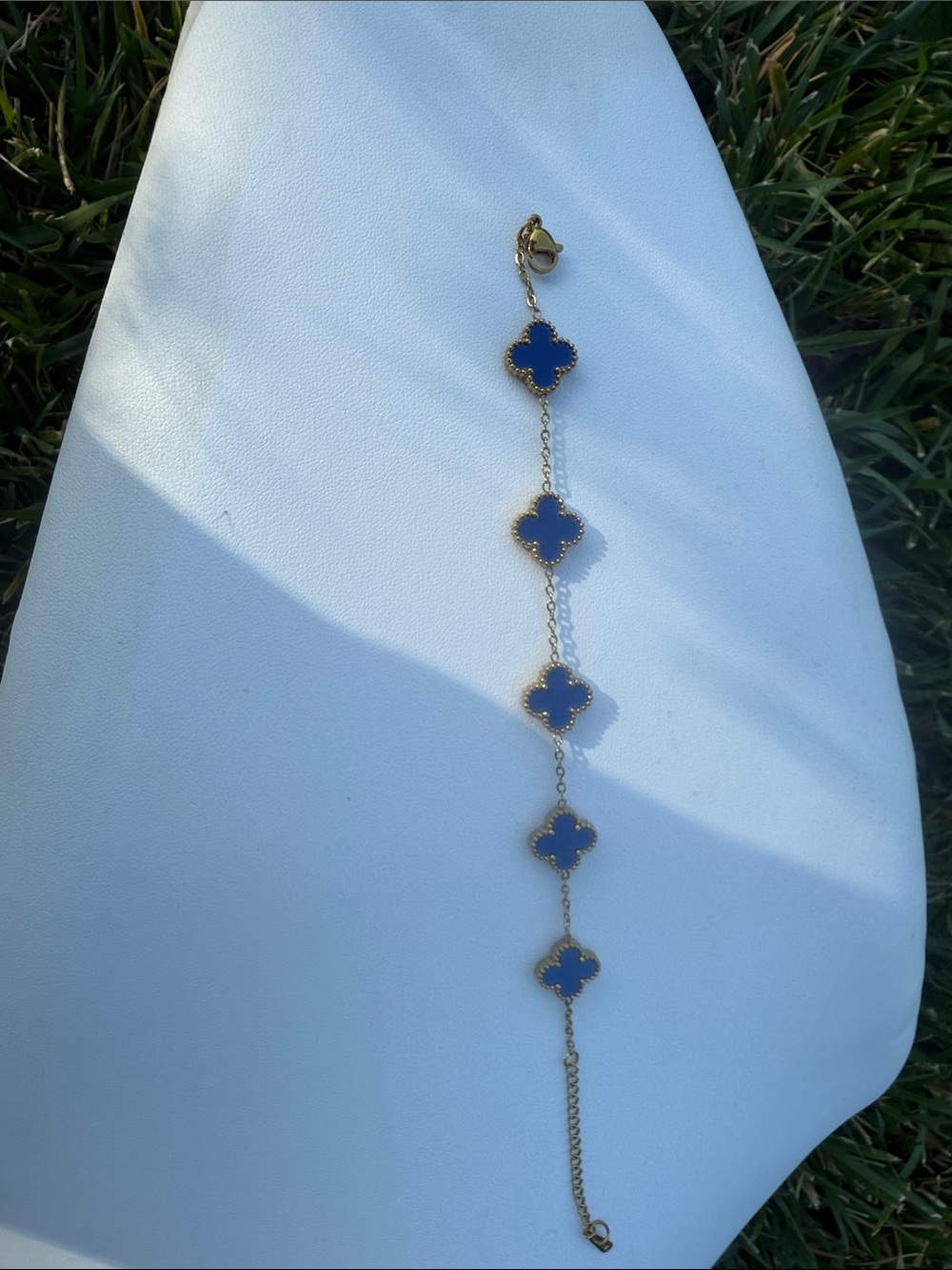 Gold Chain Bracelet with Blue Clover Motifs - Picture 3 of 3